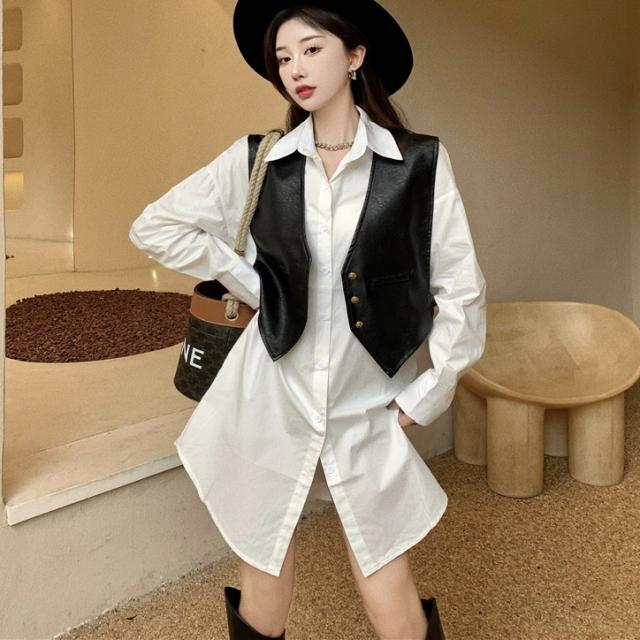 トップス レディース ベスト ジレ フェイクレザー ショート丈 クロップ丈 ボヘミアン ウェスタン ノースリーブ Vネック 無地 レトロ レイヤード トレンド フロントボタン ゆったり スタイリッシュ 体型カバー 着痩せ ルーズ 大人可愛い かわいい カジュアル フェミニンの通販は 5,280円