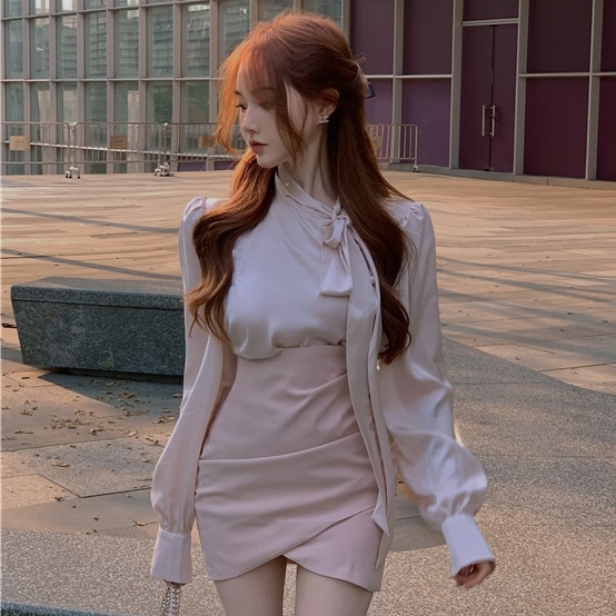 トップス レディース ブラウス フレア ハイネック スタンドカラー フリル ボウタイ くるみボタン アシンメトリー 長袖 リボン ボリューム袖 パフスリーブ 襟なし 大人可愛い きれいめ 女っぽ シンプル おしゃれ こなれ感 ゆったり フェミニン 10代 20代 30代 40代 50代 OL 5,280円