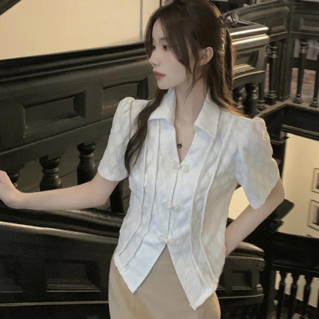 トップス レディース Tシャツ カットソー ブラウス 半袖 パフスリーブ リボン チャイナ風 Vネック ジャガード ピンタック 花柄 ボタン 可愛い 大人可愛い きれいめ シンプル おしゃれ カジュアル ラフ レトロ こなれ感 大人 大人女子 ラブリー キュート ガーリー エレガントの通販は