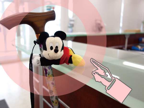 杖ホルダー おでかけマスコット ミッキーマウス キャラクター 杖 ステッキ 杖転倒防止 目印 ミッキー 歩行補助 ディズニー Disney の通販はau Pay マーケット リビングート