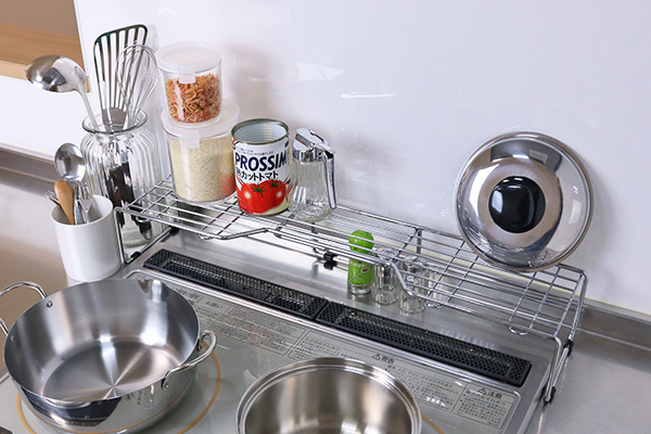 コンロ奥ラック キッチンストレージ コンロ奥ラック コンロ奥隙間ラック すき間ラック キッチン収納 コンロ周り収納 コンロ奥収納 コの通販はau Pay マーケット リビングート