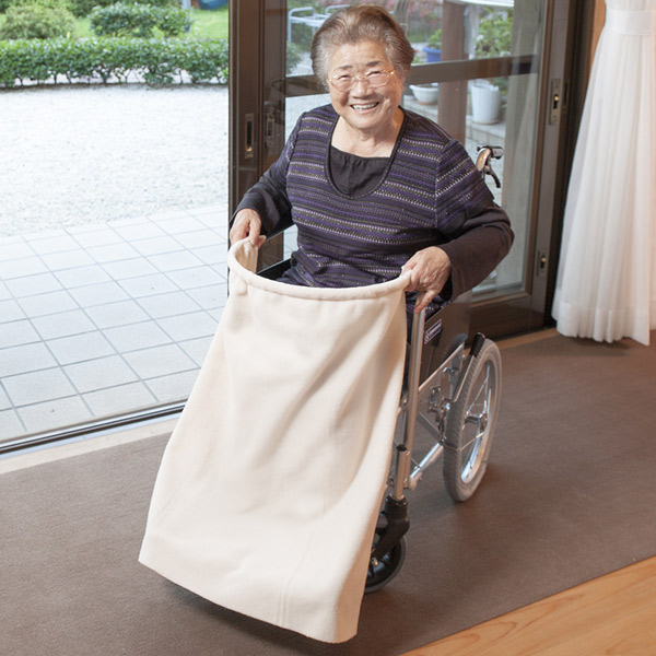 ひざ掛け ブランケット ワンタッチひざ掛け ひざかけ 福祉 介護 リング入り 落ちない ズレにくい ずれない 膝掛け 車椅子 車いす 車の通販はau Pay マーケット リビングート