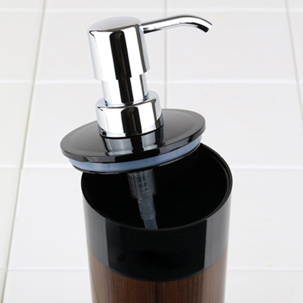 ディスペンサー Woody 黒 丸リムーブ型 シャンプー用 500ml 詰め替えボトル 木目 バス用品 バス 風呂 お風呂 つめかえ そのまま の通販はau Pay マーケット リビングート