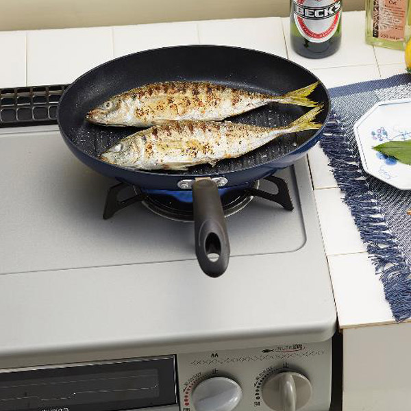 魚焼き器 ちょうど良いサイズでヘルシーに焼ける フィッシュフライパン 28cm ガス火専用 フライパン 魚焼きパン 楕円形 魚焼きフライの通販はau Pay マーケット リビングート