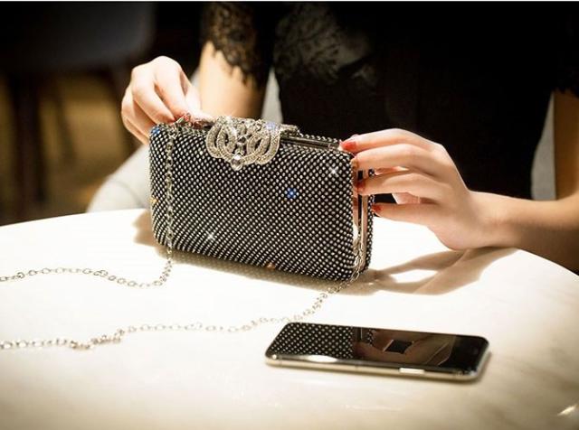 O10クラッチバッグ レディース バッグ クリスタルショルダーバッグ キラキラ．ラインストン パーティーバック