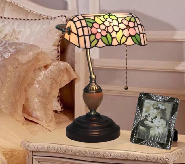 ステンドグラスランプ 卓上スタンド ．豪華テーブルランプ 卓上照明