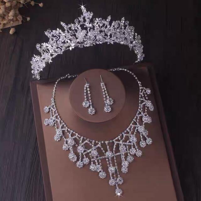 ウェディング 花嫁3点セット ．アクセサリー ティアラ+イヤリング+ネックレス
