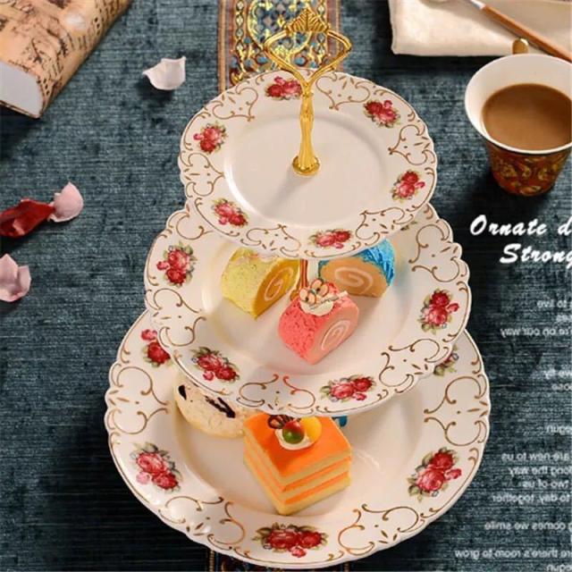 おしゃれなケーキスタンド25選。人気の木製・3段タイプも！アフタヌーンティーにおすすめ｜ELLE gourmet [エル・グルメ] ケーキスタンド フルーツトレー ケーキドーム ケーキプレート 竹製フルーツ デザート おやつ アフタヌーンティー パーティー ホーム