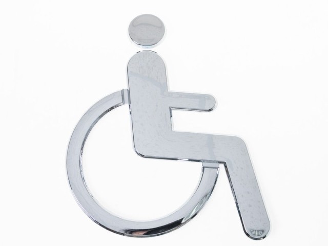Abs製 立体 車椅子マーク 身障者ステッカー シール 両面テープ貼付 1個入 シルバー 送料込の通販はau Pay マーケット Piii