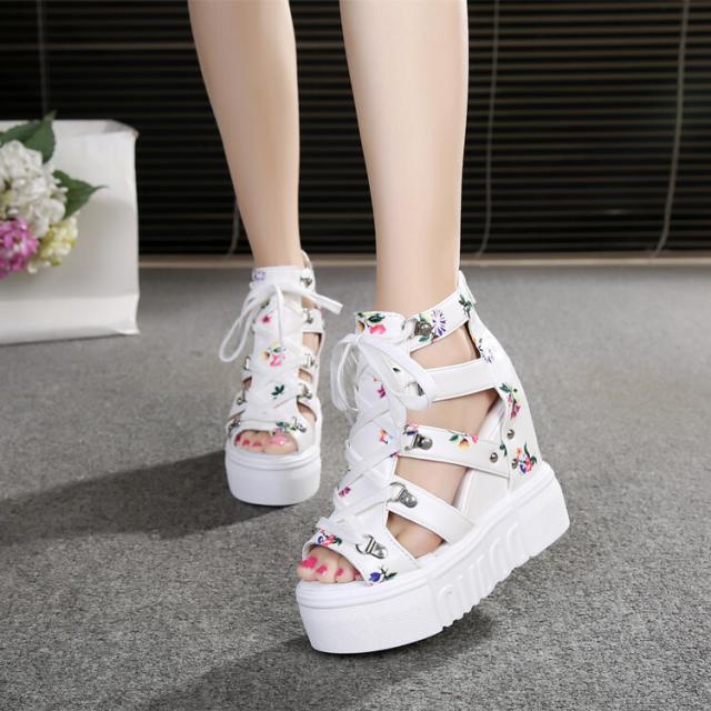 シューズ 靴 くつ クツ サンダル レディースシューズ 厚底サンダル 厚底 美脚 脚長 かわいい 大人可愛い きれいめ カジュアル 大人 おしゃれ お洒落 エレガント ラブリー キュート ガーリー 女っぽ 個性的 セクシー 主役級 存在感 花柄 夏 10代 20代 30代 レディース 女性用
