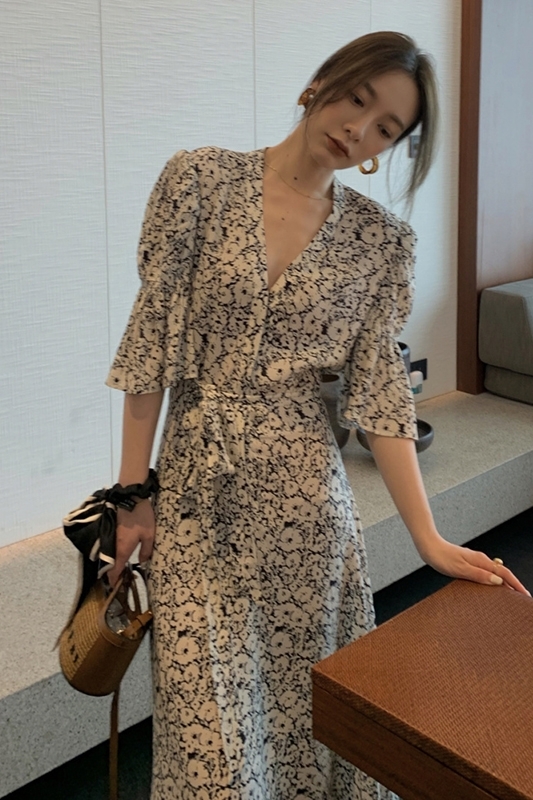 スキッパー 深V 花柄 ドレス ワンピース ロングドレス ワンピースドレス カジュアルドレス セクシードレス 膝下 ロング ロング丈 七分袖 ボリューム袖 パフスリーブ ホルンスリーブ Vネック 襟なし スリム フレア シフォン ウエストリボン 胸元 谷間 かわいい 大人可愛い_4