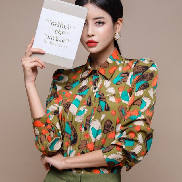 レトロ プリント シャツ トップス ブラウス 袖あり 長袖 パフスリーブ 襟付き シャーリング プリーツ 前開き かわいい 大人可愛い きれいめ カジュアル 大人 おしゃれ かっこいい 大人女子 こなれ感 マニッシュ 個性的 クール モード系 存在感 とろみ感 柄 春 秋 冬 謝恩会