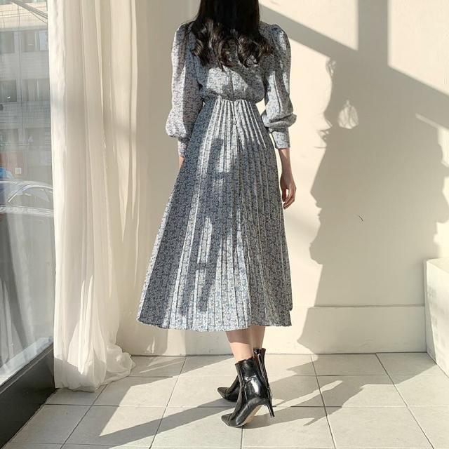 ふんわりフレア小花プリーツワンピース 膝下 ミモレ ミモレ丈 ロング ロング丈 マキシ 袖あり 長袖 襟なし フレア セミフレア かわいい 大人可愛い きれいめ シンプル カジュアル 大人 上品 おしゃれ お洒落 かっこいい こなれ感 ラフ ラブリー キュート 個性的 主役級 存在感