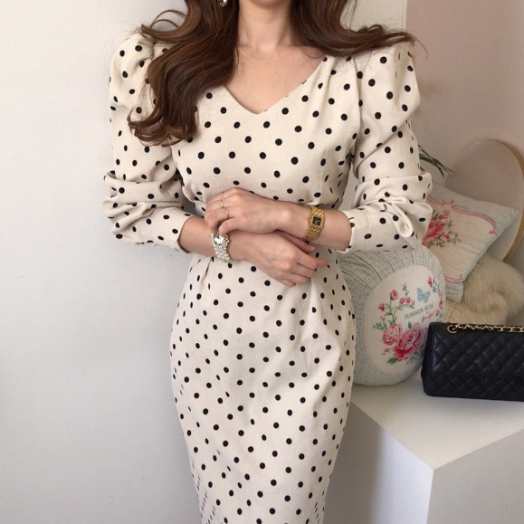 水玉 ワンピース 膝下 アンクル丈 袖あり 7分袖 七分袖 Vネック タイト 細身 かわいい 大人可愛い きれいめ シンプル カジュアル 大人 上品 おしゃれ お洒落 大人可愛い 大人女子 こなれ感 ラフ ラブリー キュート 個性的 主役級 存在感 とろみ感 抜け感 春 夏 秋 冬