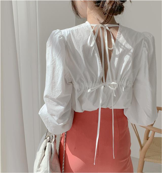 きれいめ ブラウス バッグリボン バッグオープン トップス 白シャツ 袖あり 長袖 ボリューム袖 パフスリーブ Uネック リボン バックリボン バックシャン バックコンシャス かわいい 大人可愛い シンプル カジュアル 大人 上品 おしゃれ 大人女子 こなれ感 ラブリー キュート