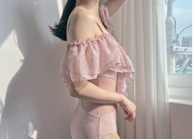 ドット柄 シフォン フリル オフショル 水着 ワンピース水着 体系カバー水着 ワンピース オフショルダー オフショル 体系カバー 二の腕カバー レース チュール シフォン レースアップ 透け感 シースルー 胸元 谷間 谷間魅せ 盛れる かわいい 大人可愛い きれいめ セクシー