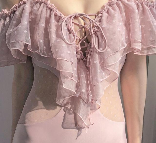 ドット柄 シフォン フリル オフショル 水着 ワンピース水着 体系カバー水着 ワンピース オフショルダー オフショル 体系カバー 二の腕カバー レース チュール シフォン レースアップ 透け感 シースルー 胸元 谷間 谷間魅せ 盛れる かわいい 大人可愛い きれいめ セクシー