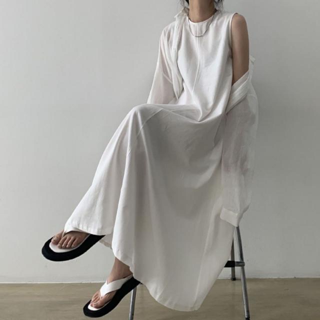 ナチュラルワンピース 膝下 ノースリーブ 襟なし かわいい 大人可愛い きれいめ シンプル カジュアル 上品 おしゃれ お洒落 かっこいい レトロ 大人可愛い 大人女子 こなれ感 メンズライク マニッシュ ラブリー キュート ガーリー 主役級 存在感 とろみ感 抜け感 無地 春 夏