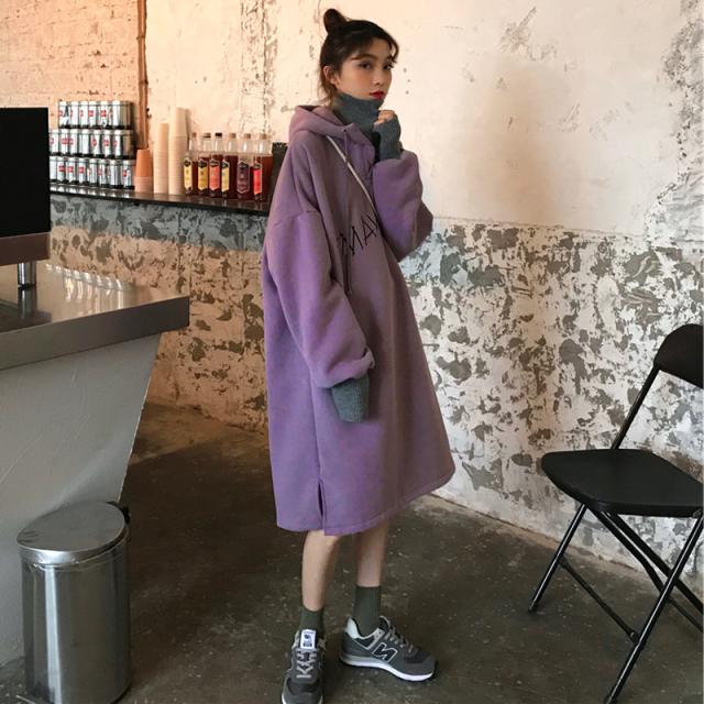 ロングセータードレス ワンピース 厚手 秋 冬 フェイクツーピースルーズ 韓国系 フード付き 豪華 ゆったり 10代 20代 長袖 ロング 膝下 アルファベット 英字 かわいい 大人可愛い シンプル カジュアル おしゃれ お洒落 大人可愛い 大人女子 こなれ感 ラフ ラブリー キュート