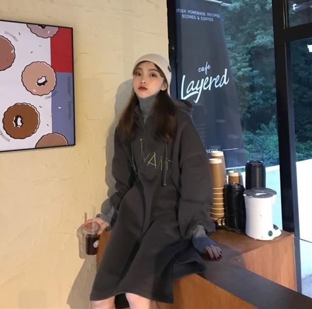 ロングセータードレス ワンピース 厚手 秋 冬 フェイクツーピースルーズ 韓国系 フード付き 豪華 ゆったり 10代 20代 長袖 ロング 膝下 アルファベット 英字 かわいい 大人可愛い シンプル カジュアル おしゃれ お洒落 大人可愛い 大人女子 こなれ感 ラフ ラブリー キュート ロングセータードレス ワンピース 厚手 秋 冬 フェイクツーピース