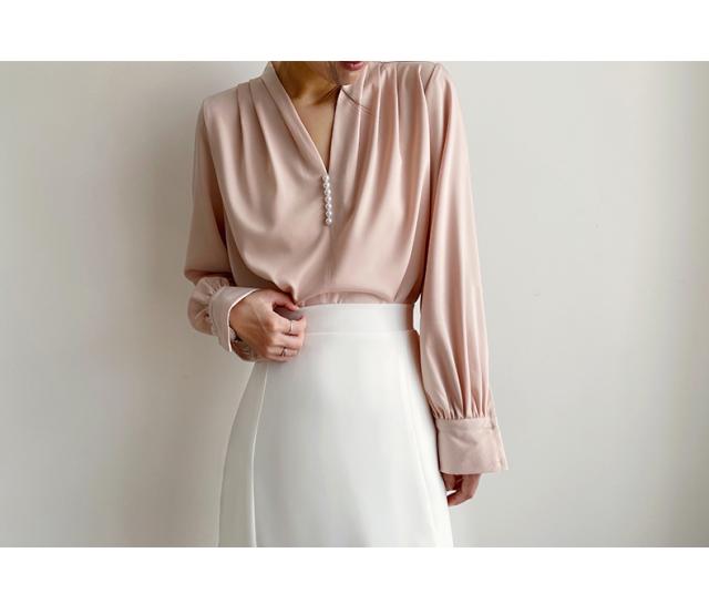 きれいめ ブラウス トップス シャツ プルオーバー 袖あり 長袖 Vネック セミフレア パール かわいい 大人可愛い シンプル 大人 上品 おしゃれ 大人女子 こなれ感 ラブリー キュート モード系 エレガント モダン 主役級 存在感 フォーマル とろみ感 無地 春 秋 冬 入学式 きれいめ ブラウス トップス シャツ プルオーバー 袖あり 長袖 Vネック