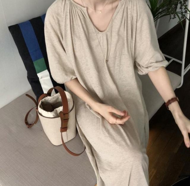 ナチュラルワンピース 膝下 ミモレ ミモレ丈 ロング ロング丈 マキシ 袖あり 5分袖 Vネック 襟なし セミフレア かわいい 大人可愛い シンプル カジュアル 大人 おしゃれ お洒落 かっこいい レトロ 大人可愛い 大人女子 こなれ感 ラブリー キュート ガーリー 存在感 とろみ感