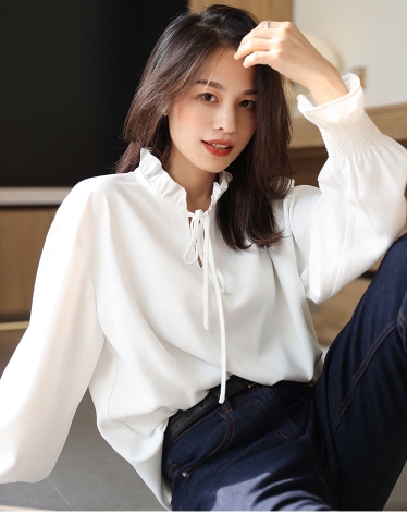 フリル リボン スキッパー ブラウス トップス プルオーバー 袖あり 長袖 ドロップショルダー スタンドカラー メロウ シャーリング かわいい 大人可愛い きれいめ シンプル 大人 上品 おしゃれ 大人女子 こなれ感 ラフ ラブリー キュート ガーリー モード系 エレガント モダン フリル リボン スキッパー ブラウス トップス プルオーバー 袖あり