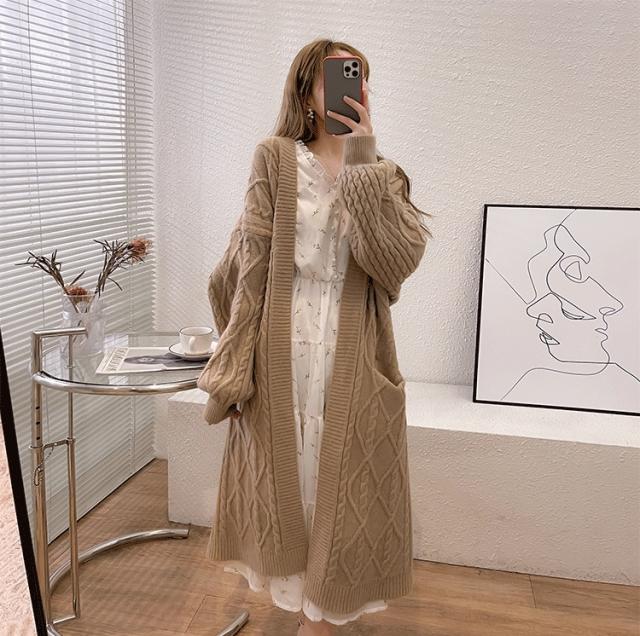 ケーブル編み ロング ニット トッパ—カーディガン アウター カーディガン コーディガン ロング丈 マキシ マキシ丈 アンクル丈 袖あり 長袖 ボリューム袖 ドロップショルダー トッパー ワイド Iライン もこもこ モコモコ ふわふわ ポケット 前開き リブニット 編み込みの通販は