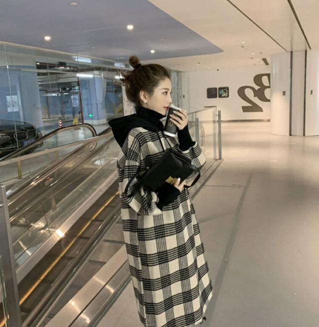 ワンピース フーディー 膝丈 ひざ丈 ミモレ ミモレ丈 袖あり 長袖 ハイネック タートルネック 襟なし セミフレア Aライン フード付き かわいい 大人可愛い きれいめ シンプル カジュアル 大人 上品 おしゃれ 大人女子 こなれ感 ラフ 個性的 クール エレガント モダン_1