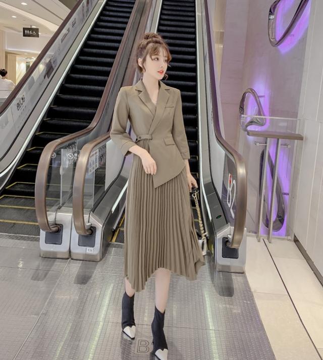 ドレス パーティードレス 二次会ドレス ワンピースドレス 膝下 ロング ロング丈 袖あり 七分袖 Vネック 襟付き 切り替えデザイン ドッキング プリーツ ファスナー かわいい 大人可愛い きれいめ シンプル 上品 おしゃれ お洒落 大人女子 こなれ感 ラフ 個性的 存在感_5