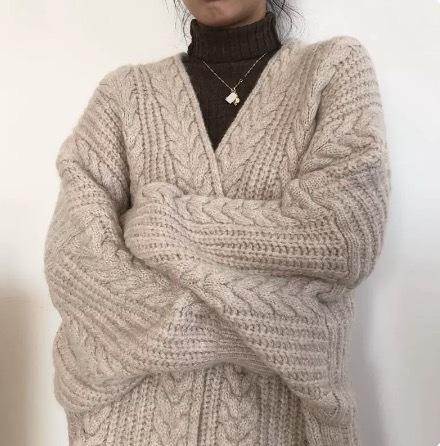 トップス ニットソー カーディガン 上着 白トップス ロング ロング丈 ミディアム丈 袖あり 長袖 ボリューム袖 フレアスリーブ フレンチスリーブ 萌袖 襟なし フレア セミフレア 細身 ストレート ワイド Iライン スマート 前開き ケーブルニット 編み込み 伸縮性 ニット 厚手