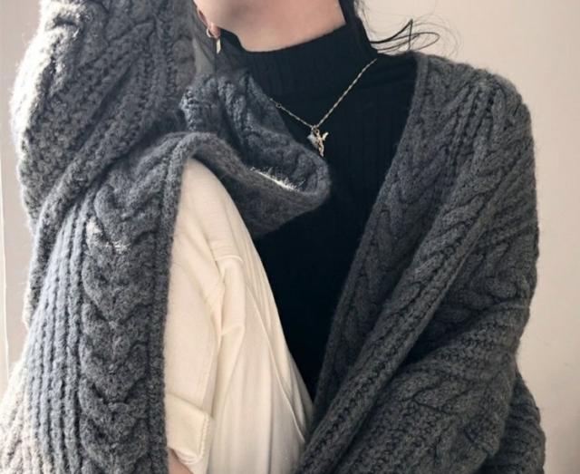 トップス ニットソー カーディガン 上着 白トップス ロング ロング丈 ミディアム丈 袖あり 長袖 ボリューム袖 フレアスリーブ フレンチスリーブ 萌袖 襟なし フレア セミフレア 細身 ストレート ワイド Iライン スマート 前開き ケーブルニット 編み込み 伸縮性 ニット 厚手_9