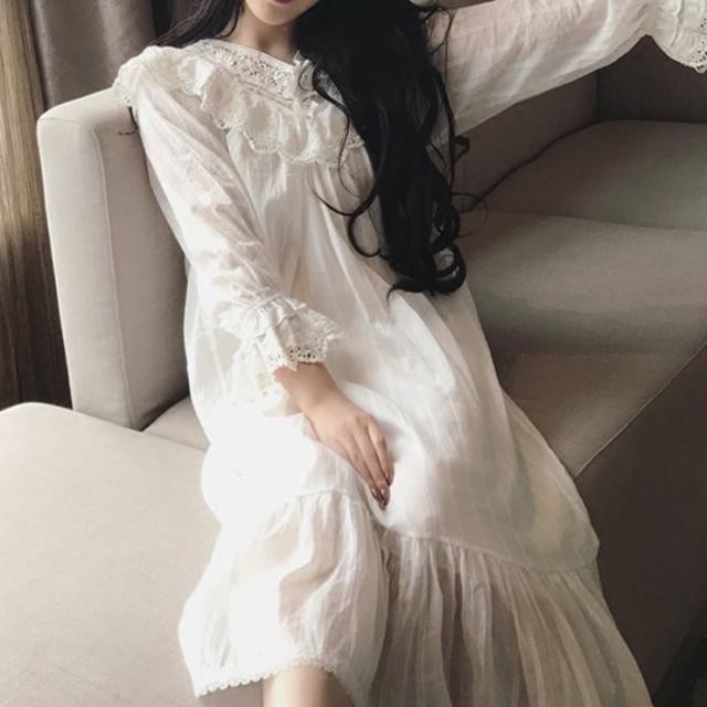 フリル レース ガーリー ルームウェア パジャマ 部屋着 寝巻き ナイトウェア ネグリジェ 膝下 ミモレ ミモレ丈 ロング ロング丈 袖あり 長袖 ボリューム袖 フレアスリーブ Vネック 襟なし フレア Aライン リボン 透け感 かわいい 大人可愛い きれいめ シンプル カジュアル