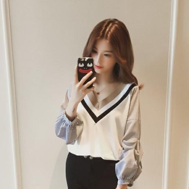 Vネック ドッキング ブラウス トップス シャツ カットソー ニットソー 袖あり 長袖 ボリューム袖 襟なし 深Vネック ワイド かわいい 大人可愛い きれいめ シンプル カジュアル 大人 上品 おしゃれ 大人女子 こなれ感 ラブリー 個性的 モード系 エレガント モダン 抜け感 柄の通販は 6,442円