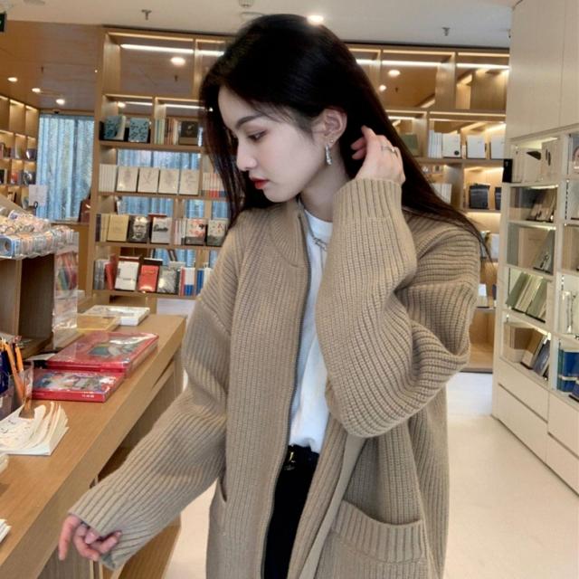 ニット ブルゾン トップス アウター カーディガン ミディアム丈 袖あり 長袖 ドロップショルダー 萌袖 スタンドカラー ハイネック ワイド ポケット リブ 前開き リブニット 編み込み ジップアップ かわいい 大人可愛い きれいめ シンプル カジュアル 大人 上品 おしゃれ