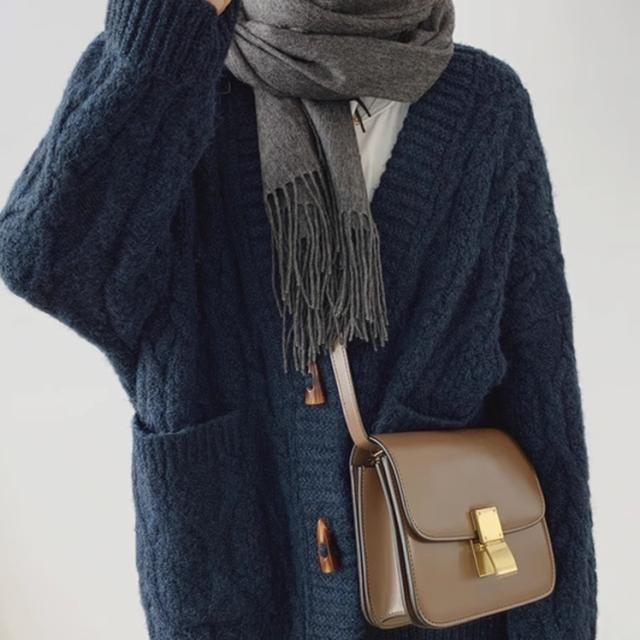 ケーブルニット オーバー Vネック ニット カーディガン トップス ミディアム丈 袖あり 長袖 ボリューム袖 ドロップショルダー 萌袖 襟なし ワイド もこもこ モコモコ ポケット 前開き クロシェ 編み込み かわいい 大人可愛い シンプル カジュアル 大人 おしゃれ 大人女子