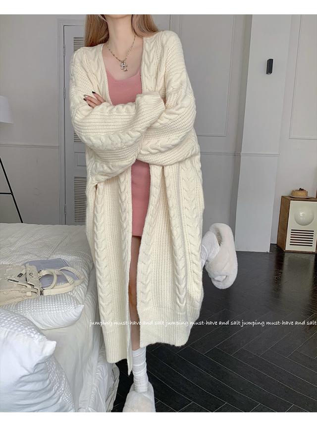 ケーブル編み ロング ニット カーディガン トップス アウター 膝下 ロング丈 袖あり 長袖 ボリューム袖 ドロップショルダー 萌袖 Vネック Iライン もこもこ モコモコ ポケット 前開き ケーブルニット 編み込み ニット かわいい 大人可愛い シンプル カジュアル 大人 こなれ感_11