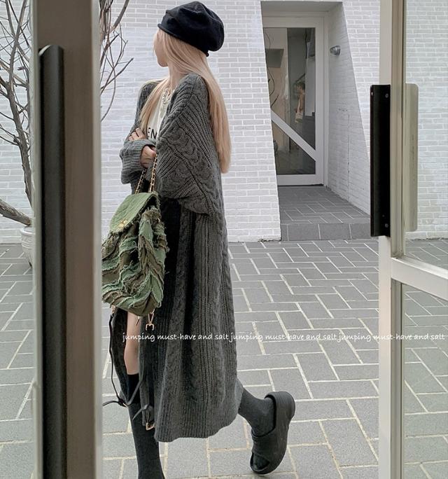 ケーブル編み ロング ニット カーディガン トップス アウター 膝下 ロング丈 袖あり 長袖 ボリューム袖 ドロップショルダー 萌袖 Vネック Iライン もこもこ モコモコ ポケット 前開き ケーブルニット 編み込み ニット かわいい 大人可愛い シンプル カジュアル 大人 こなれ感 ケーブル編み ロング ニット カーディガン トップス アウター 膝下