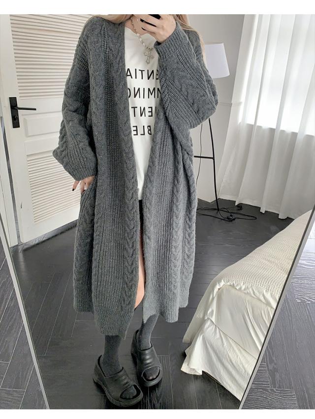ケーブル編み ロング ニット カーディガン トップス アウター 膝下 ロング丈 袖あり 長袖 ボリューム袖 ドロップショルダー 萌袖 Vネック Iライン もこもこ モコモコ ポケット 前開き ケーブルニット 編み込み ニット かわいい 大人可愛い シンプル カジュアル 大人 こなれ感_4