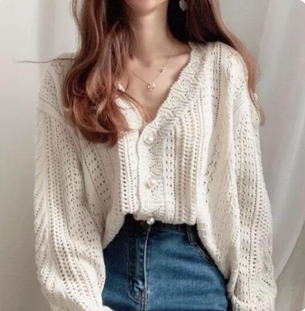 トップス デート カーディガン 上着 白トップス ショート ショート丈 袖あり 長袖 ボリューム袖 フレアスリーブ フレンチスリーブ 萌袖 Vネック 襟なし フレア セミフレア 細身 ストレート ワイド Iライン スマート 刺繍 前開き クロシェ 編み込み 伸縮性 かわいい 大人可愛い