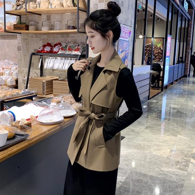 トップス ベスト ミディアム丈 袖なし ノースリーブ Vネック 襟付き 切り替えデザイン ドッキング リボン ウエストリボン ポケット 前開き かわいい 大人可愛い シンプル おしゃれ お洒落 かっこいい アジアン エスニック エキゾチック クール モード系 存在感 無地 春 秋