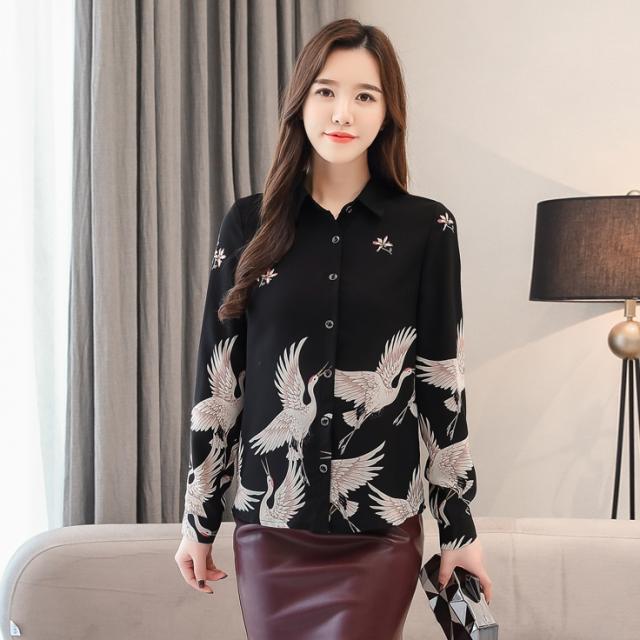トップス ブラウス ミディアム丈 袖あり 長袖 襟付き 前開き かわいい 大人可愛い きれいめ シンプル 上品 おしゃれ レトロ アジアン エスニック エキゾチック 個性的 主役級 存在感 フォーマル 柄 プリント 春 秋 20代 30代 レディース 女性用 通勤 デート お出かけ