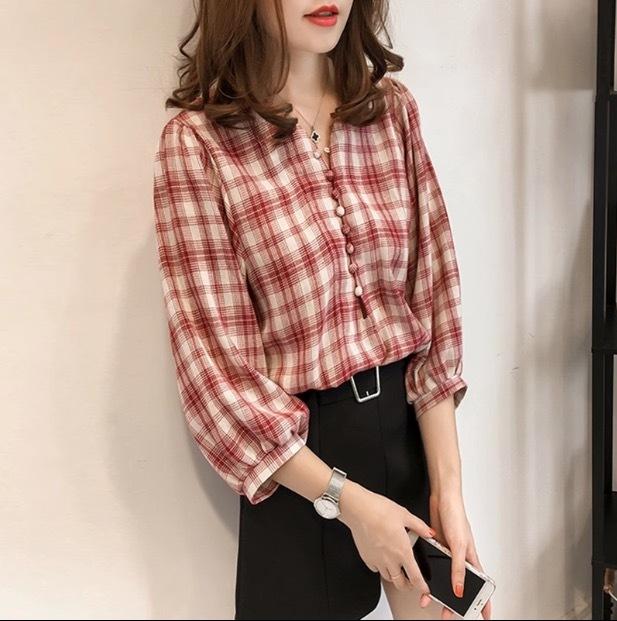 トップス ブラウス カットソー ミディアム丈 袖あり 7分袖 七分袖 長袖 ボリューム袖 ドルマンスリーブ フレアスリーブ ホルンスリーブ 萌袖 Vネック 襟なし フレア セミフレア 細身 ストレート Aライン Iライン スマート 前開き 伸縮性 薄手 かわいい 大人可愛い きれいめの通販は 7,320円