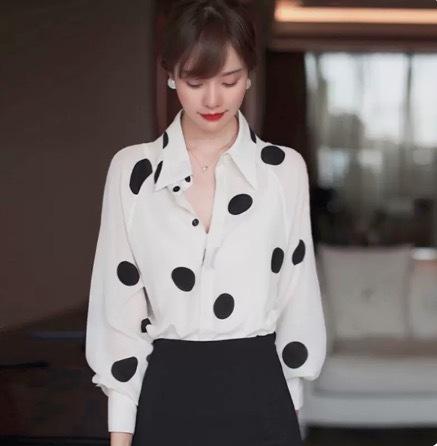 トップス デート シャツ ブラウス 白シャツ 白トップス ミディアム丈 袖あり 長袖 ボリューム袖 ドルマンスリーブ フレアスリーブ ホルンスリーブ 萌袖 襟付き フレア セミフレア 細身 ストレート Aライン Iライン スマート 前開き 伸縮性 かわいい 大人可愛い きれいめ