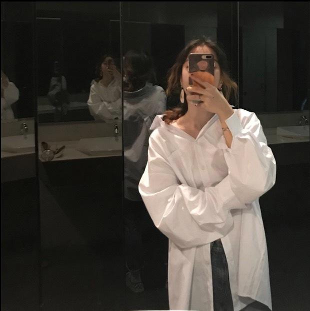 トップス シャツ ブラウス 白シャツ 白トップス ミディアム丈 袖あり 長袖 ボリューム袖 ドルマンスリーブ フレアスリーブ ホルンスリーブ 萌袖 襟付き フレア セミフレア 細身 ストレート ワイド Aライン Iライン スマート 前開き 伸縮性 かわいい 大人可愛い きれいめ