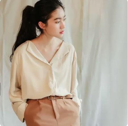 トップス デート シャツ ブラウス 白シャツ 白トップス ミディアム丈 袖あり 長袖 ボリューム袖 ドルマンスリーブ フレアスリーブ ホルンスリーブ 萌袖 襟付き スタンドカラー フレア セミフレア 細身 ストレート ワイド Aライン Iライン スマート リボン 前開き 伸縮性 薄手