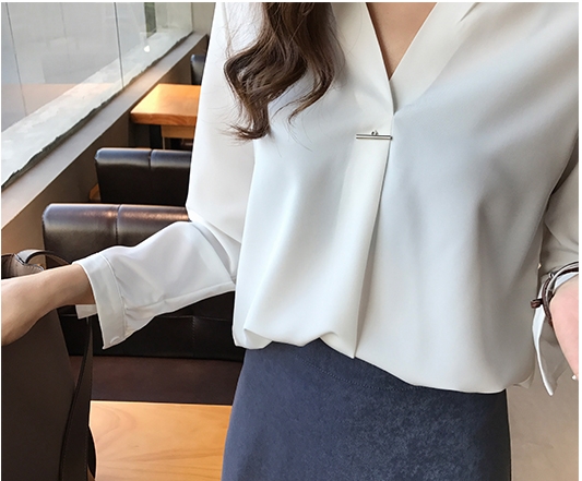 Vネック ボウタイ風 シフォン とろみ ブラウス トップス シャツ 白シャツ 袖あり 長袖 襟なし かわいい 大人可愛い きれいめ シンプル カジュアル 大人 上品 おしゃれ 大人女子 こなれ感 ラブリー クール モード系 エレガント モダン フォーマル とろみ感 抜け感 無地 春 秋 Vネック ボウタイ風 シフォン とろみ ブラウス トップス シャツ 白