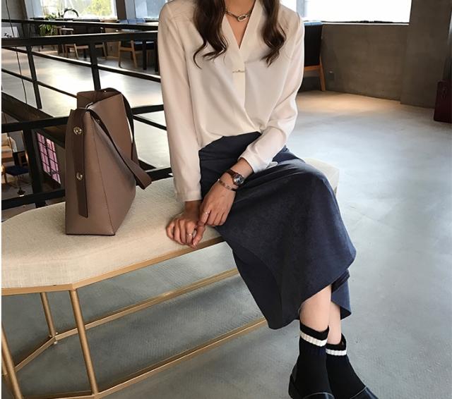 Vネック ボウタイ風 シフォン とろみ ブラウス トップス シャツ 白シャツ 袖あり 長袖 襟なし かわいい 大人可愛い きれいめ シンプル カジュアル 大人 上品 おしゃれ 大人女子 こなれ感 ラブリー クール モード系 エレガント モダン フォーマル とろみ感 抜け感 無地 春 秋 Vネック ボウタイ風 シフォン とろみ ブラウス トップス シャツ 白