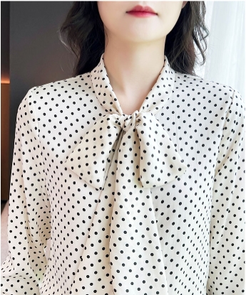 ドット柄 リボン ボウタイ ブラウス トップス シャツ 袖あり 長袖 Vネック かわいい 大人可愛い きれいめ シンプル カジュアル 大人 上品 おしゃれ 大人女子 こなれ感 ラブリー キュート モード系 エレガント モダン 主役級 フォーマル とろみ感 抜け感 水玉 春 秋 冬 10代 ドット柄 リボン ボウタイ ブラウス トップス シャツ 袖あり 長袖 V