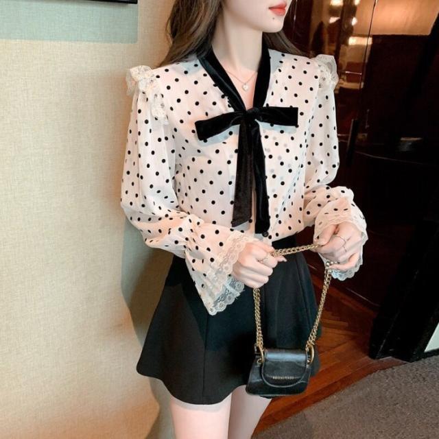 トップス ブラウス ミディアム丈 袖あり 長袖 ホルンスリーブ 萌袖 Vネック 襟なし レース シフォン リボン かわいい 大人可愛い きれいめ シンプル 大人 上品 おしゃれ お洒落 大人女子 ラブリー キュート エレガント 主役級 存在感 フォーマル 柄 ドット柄 春 秋 10代 20代